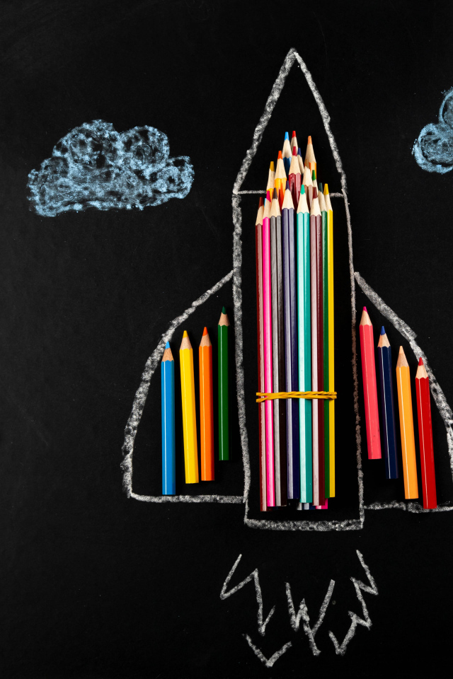 Нарисованная ракета с мелом и карандашами 