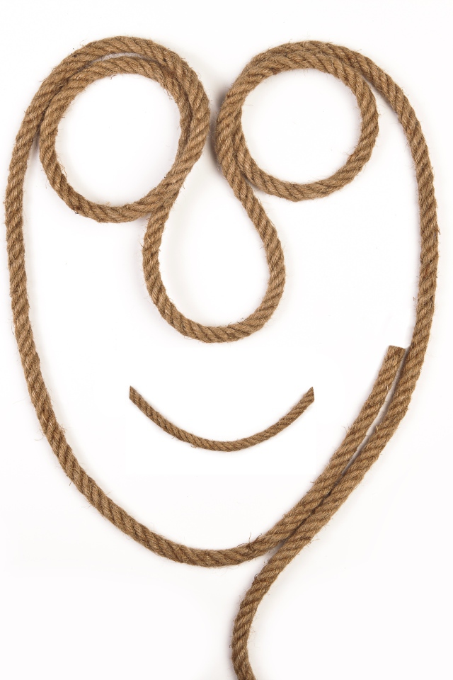Лицо из веревки на белом фоне