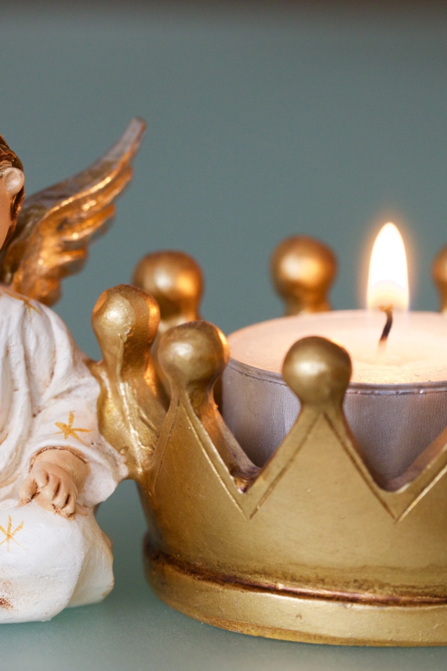 Figurine angel with a candle