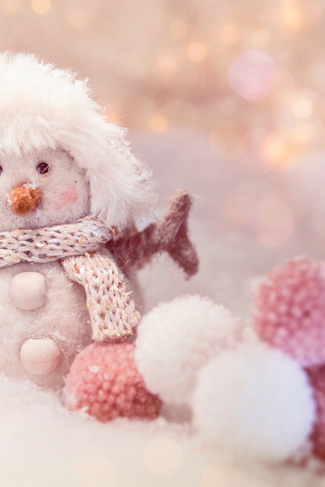 Смешной снеговик из мягких шариков