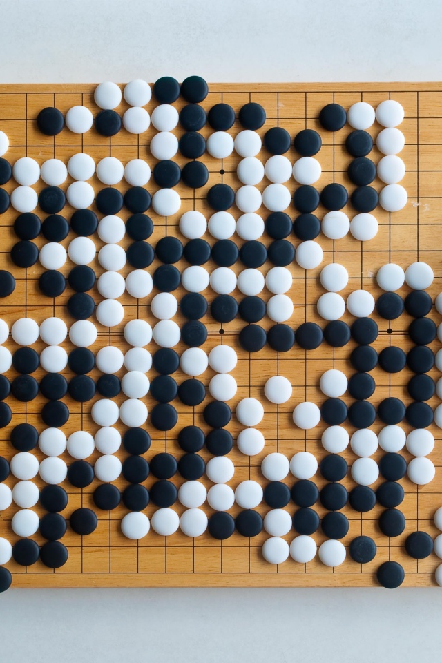 Игра Го на доске на столе
