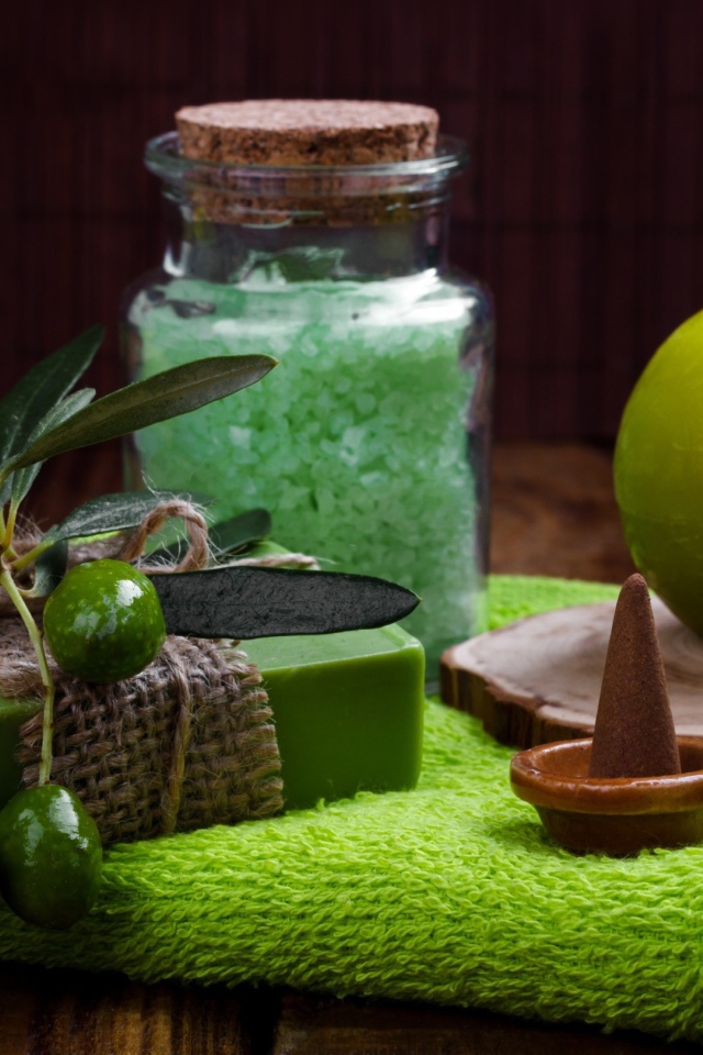 Зажженная свеча и мыло с оливками  и солью 