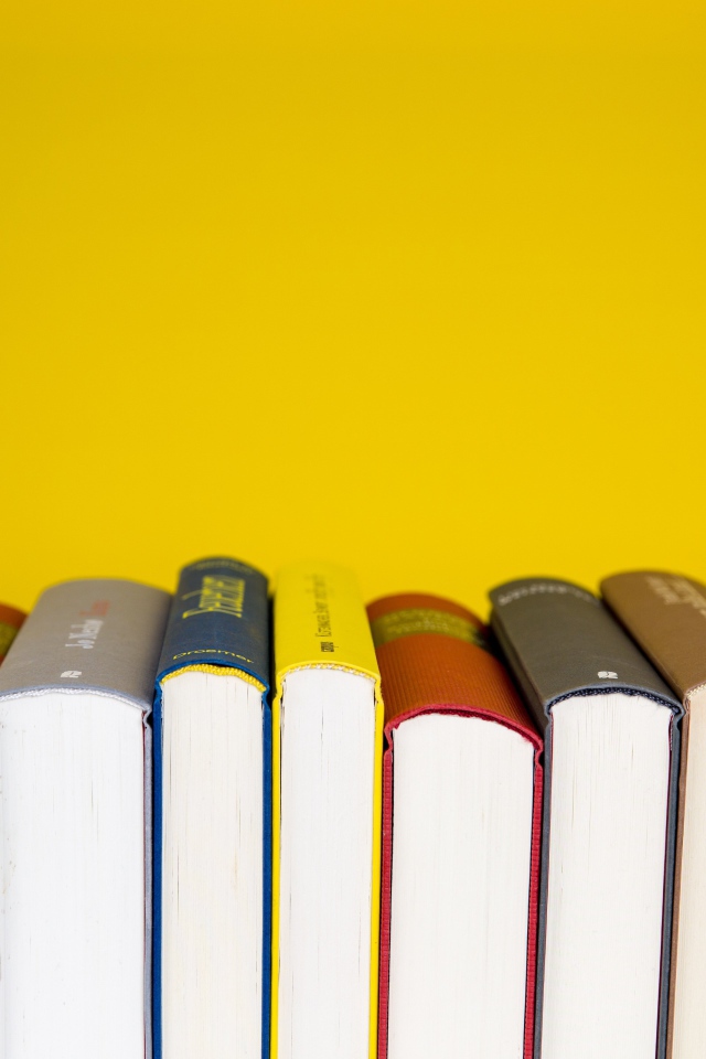Много книг на желтом фоне