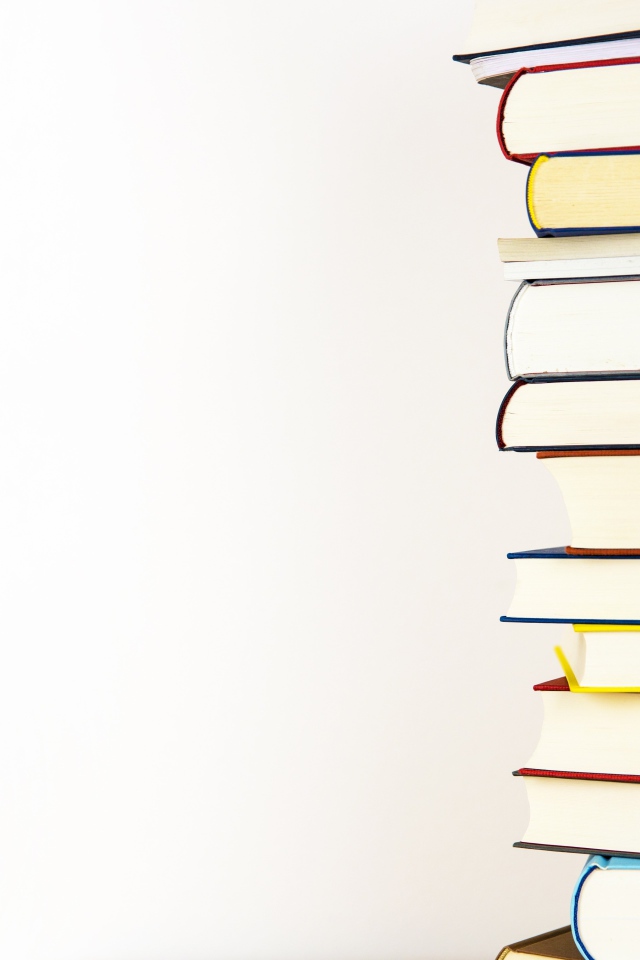 Много разных книг на белом фоне