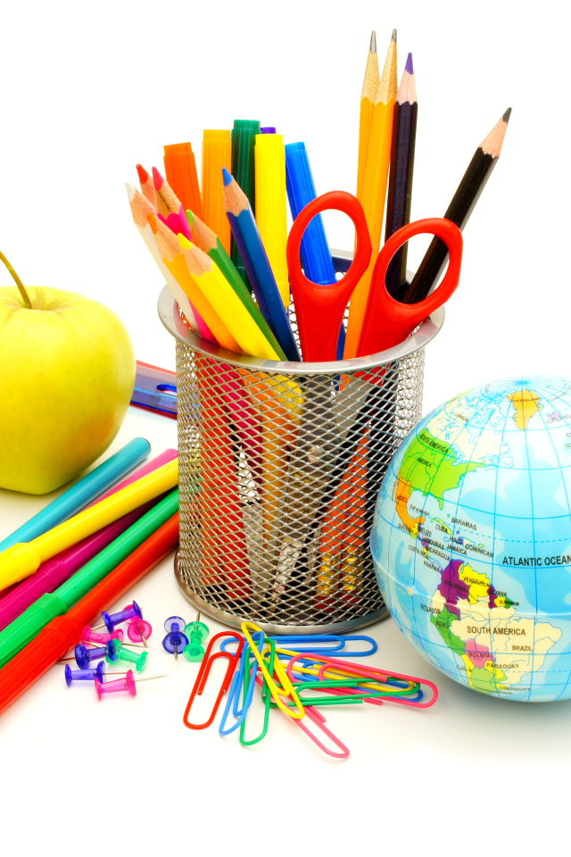 Много различных канцелярских предметов на белом фоне