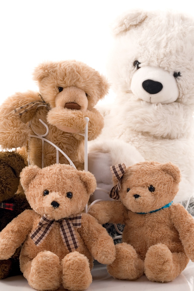 Много игрушечных медведей на детской кровати