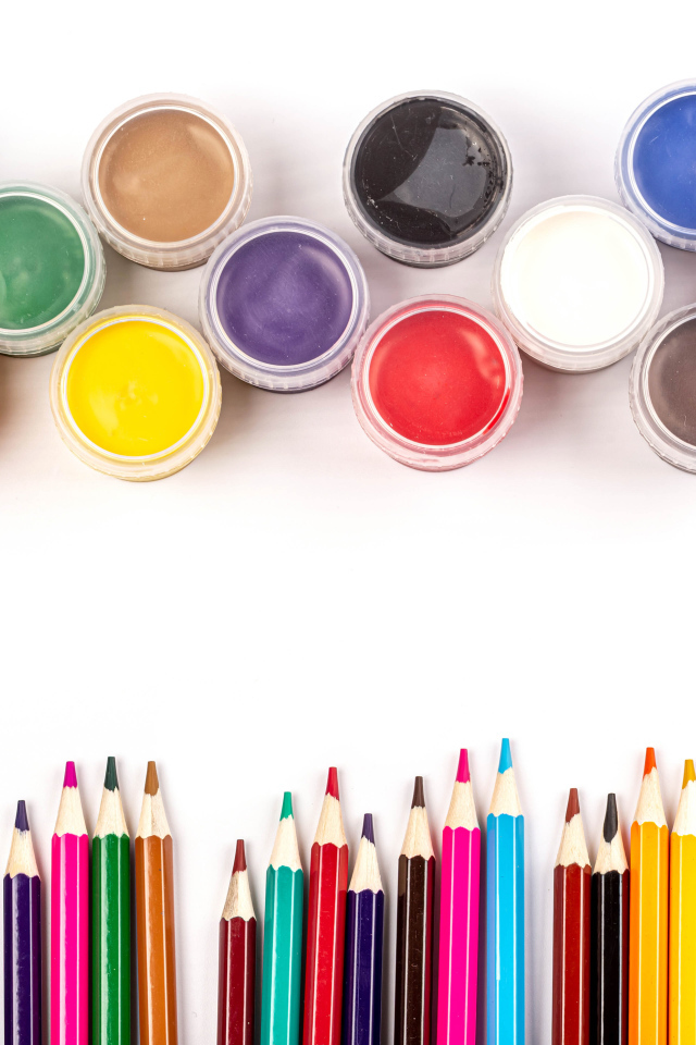 Разноцветные карандаши с красками  на белом фоне 