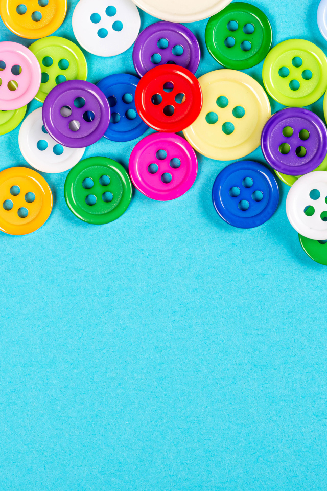 Разноцветные пуговицы на голубом фоне