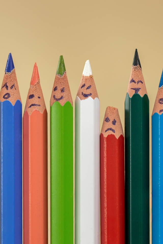 Разноцветные карандаши с нарисованными смайликами 