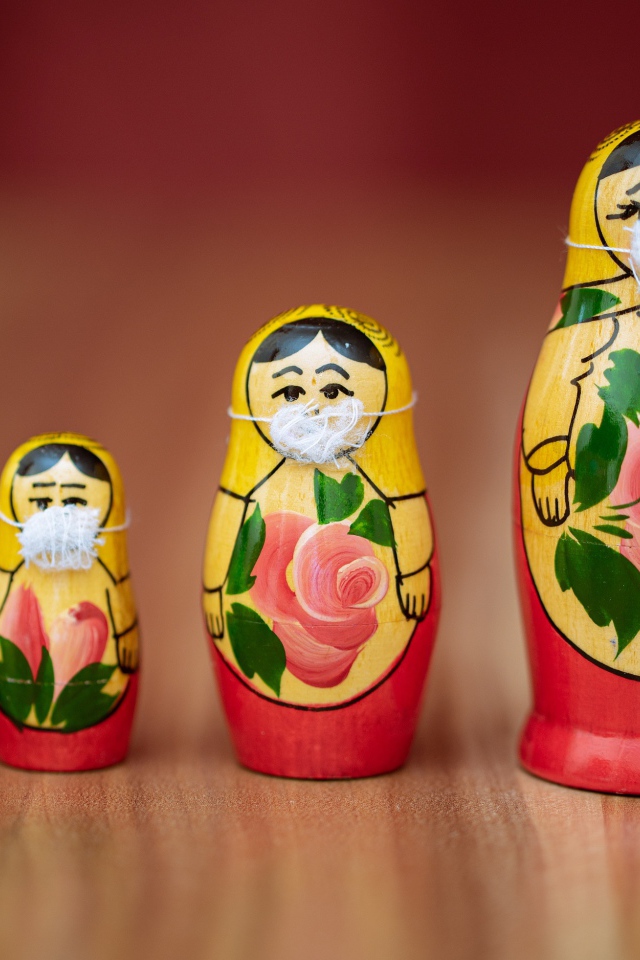 Матрешки в медицинских масках от коронавируса 