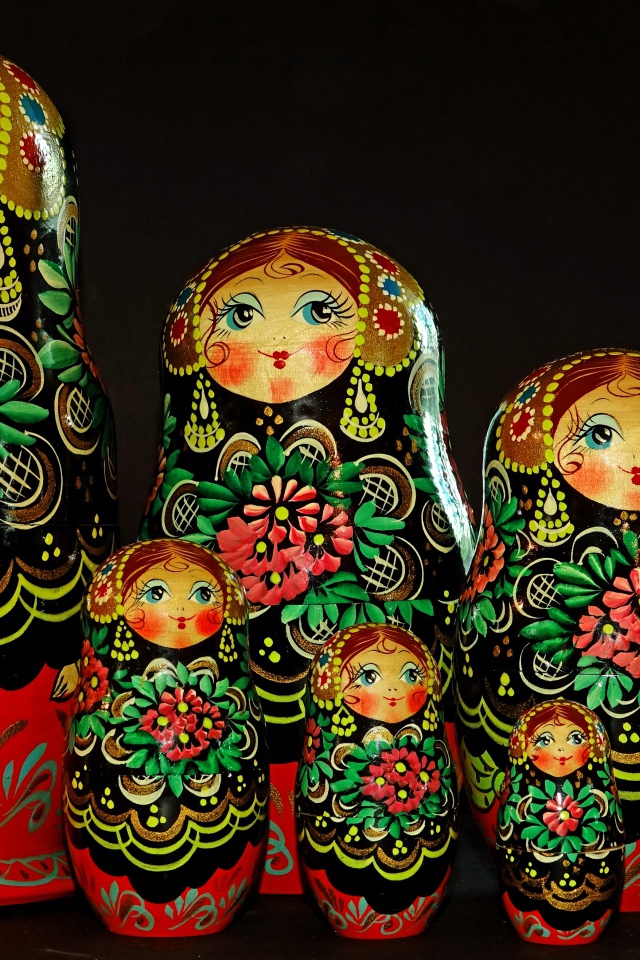 Фигурки матрешки с народным орнаментом