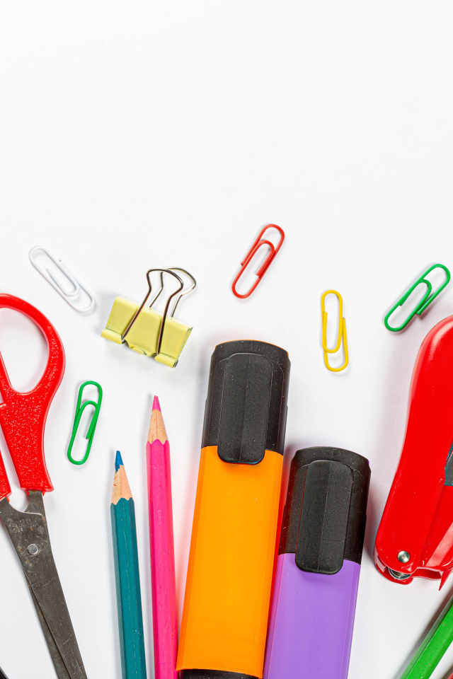 Канцелярские предметы на белом фоне крупным планом 