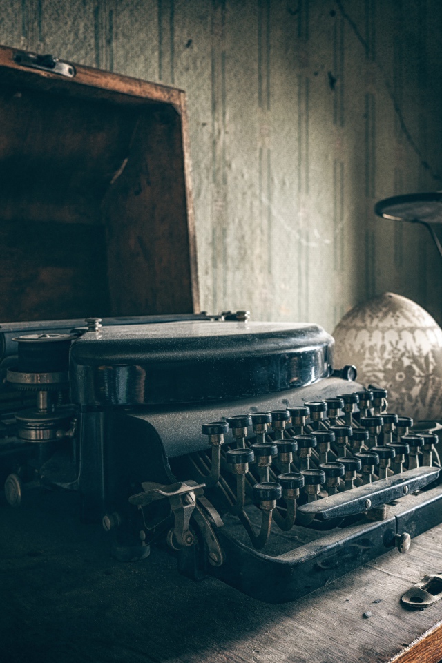 Старая черная печатная машинка на столе 