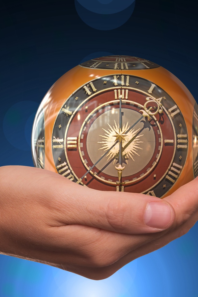Старые стеклянные часы на ладони