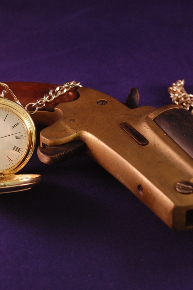 Старый пистолет с песочными часами на фиолетовом фоне