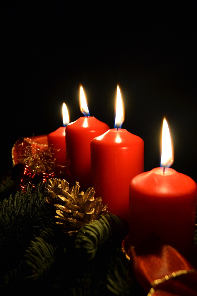 Красные праздничные свечи на черном фоне 