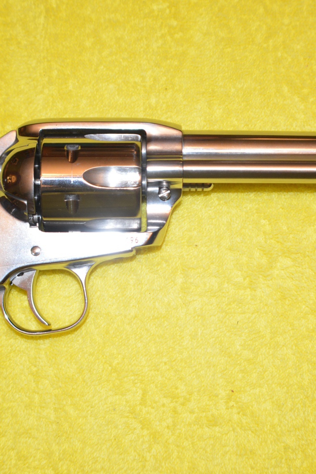 Револьвер 45 Colt на желтом фоне