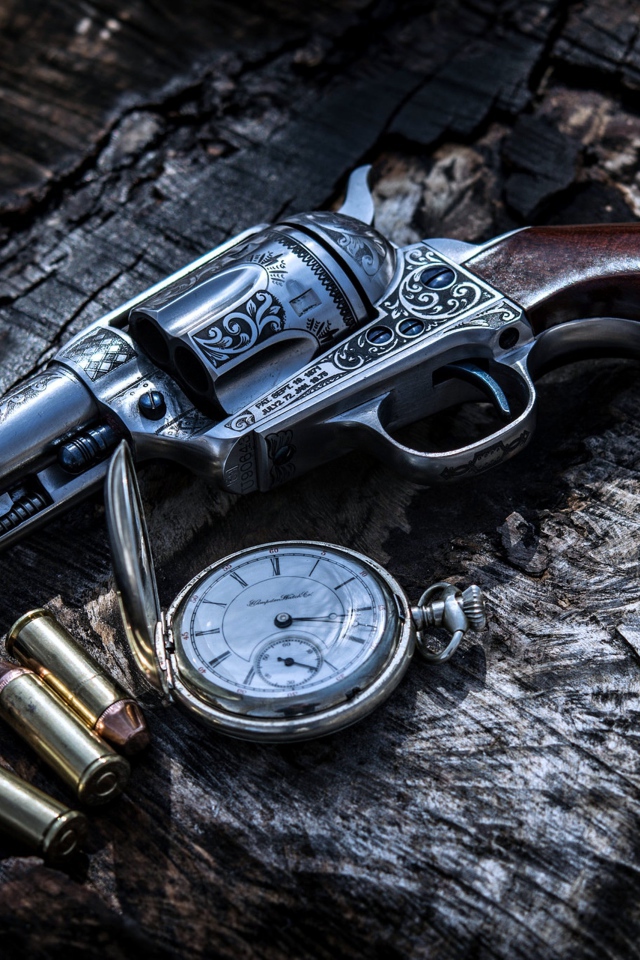 Револьвер с патронами и карманными часами 