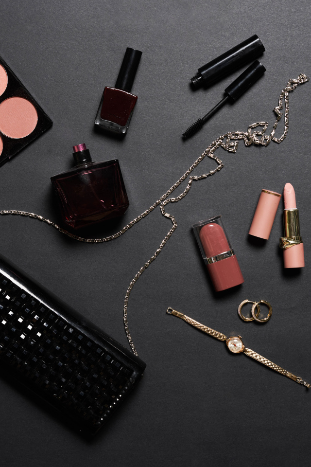 Набор косметики для девушки на сером фоне