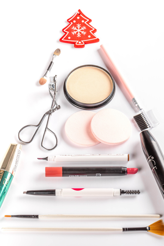 Набор косметики для девушки на белом фоне