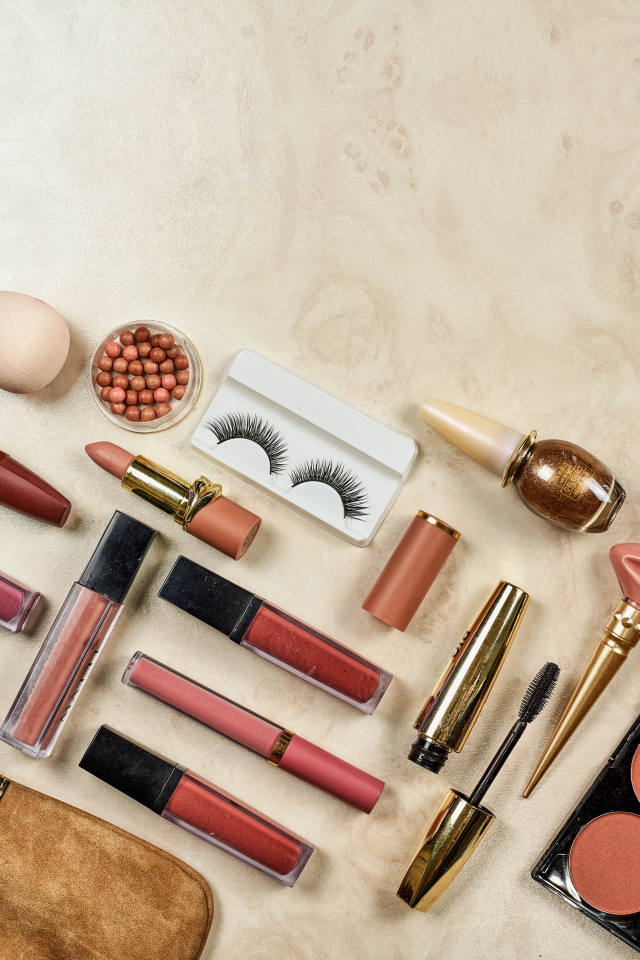 Набор косметики на столе 