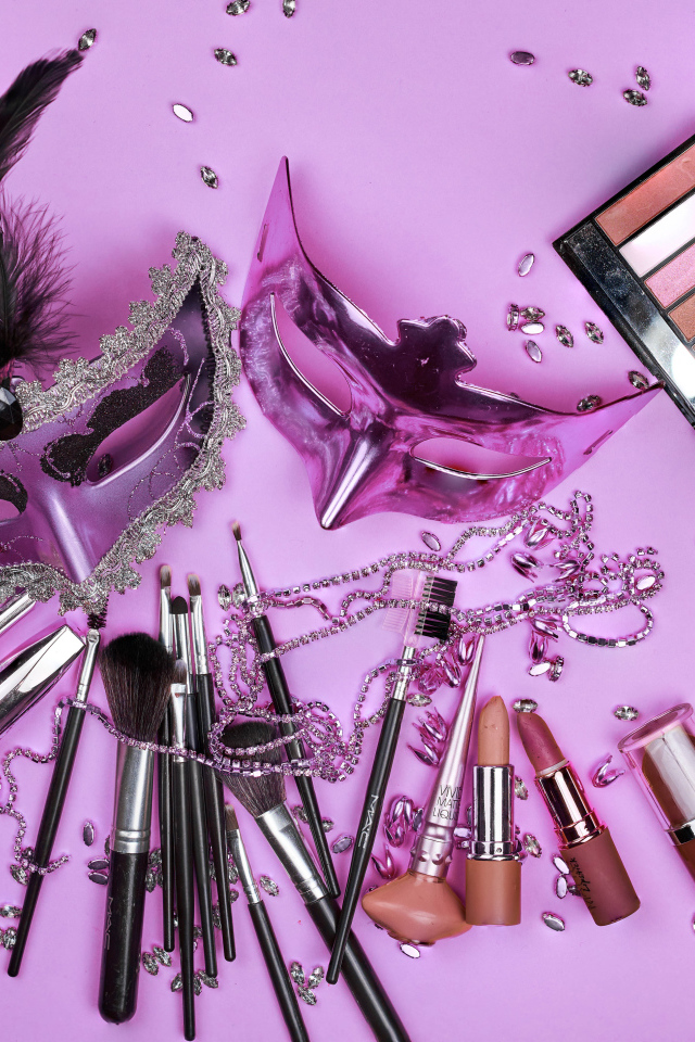 Набор косметики с масками на сиреневом фоне 