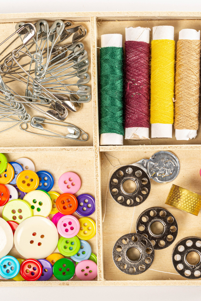 Набор для шитья на белом фоне