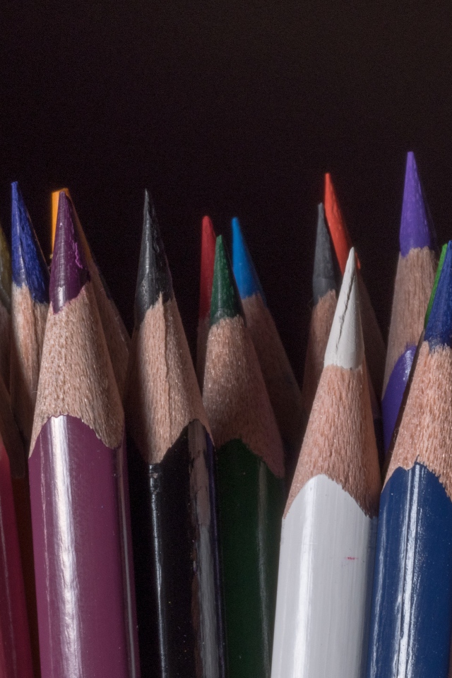 Острые разноцветные карандаши для рисования на черном фоне