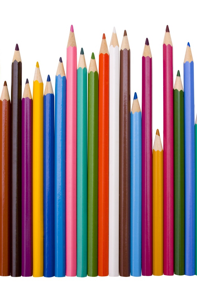 Острые разноцветные карандаши на белом фоне