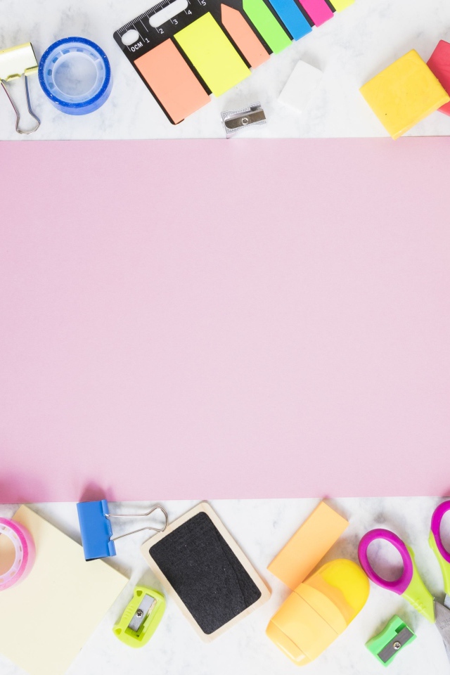 Лист бумаги, краски и канцелярские предметы на столе 