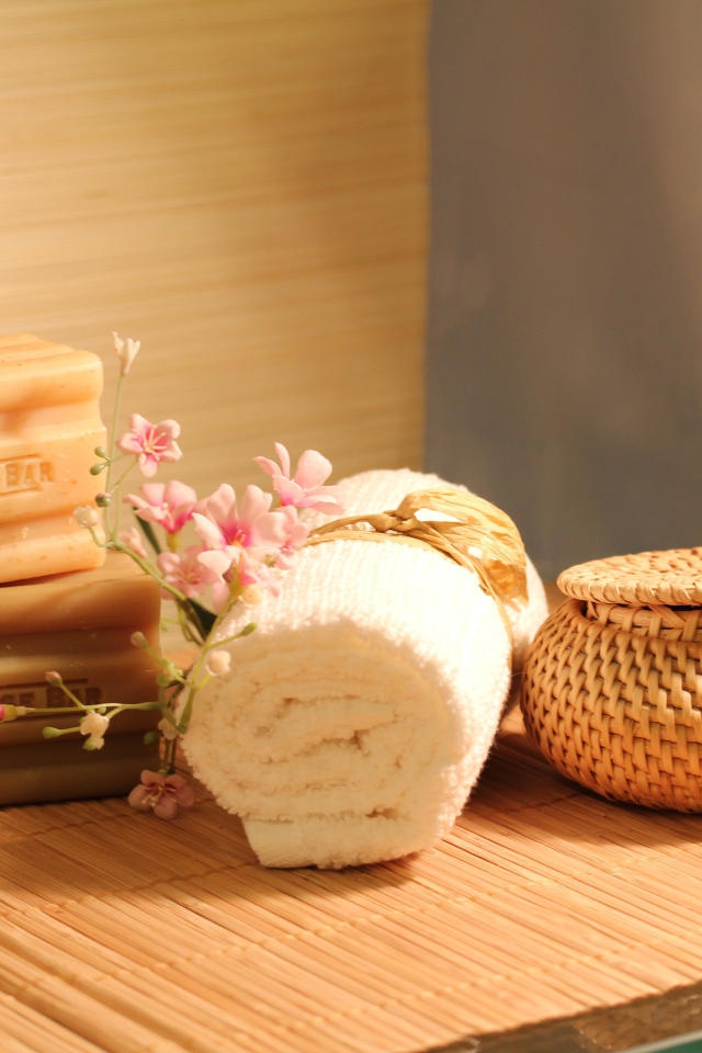 Мыло на столе с полотенцем и маслом