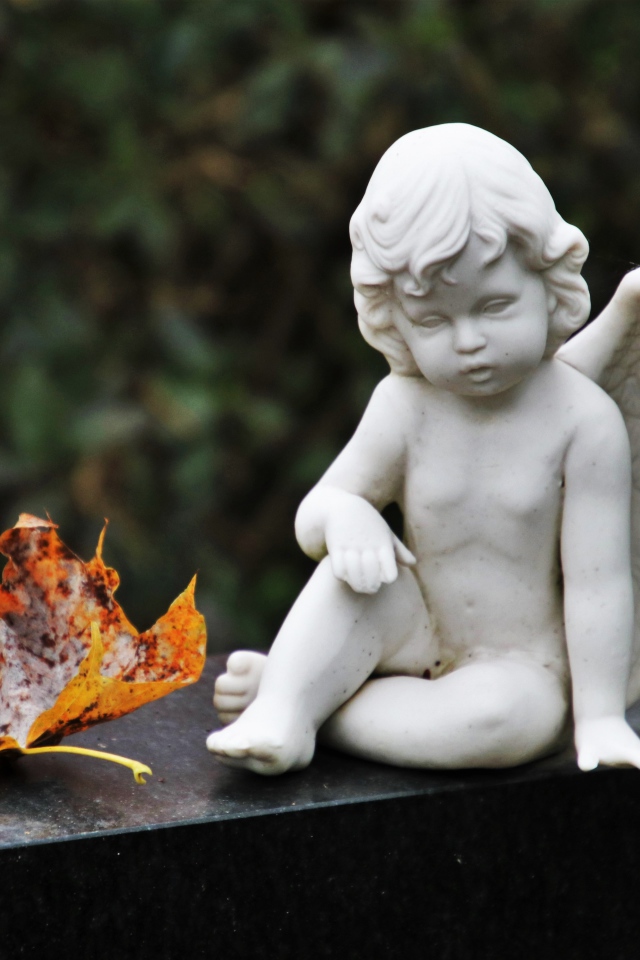 Статуэтка белого ангела с желтыми листьями