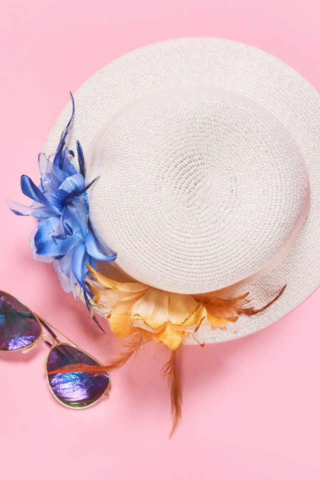 Соломенная шляпа с очками на розовом фоне 