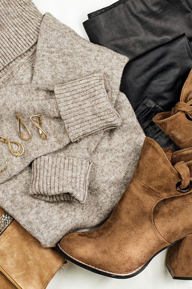 Свитер,сапоги и сумка на белом фоне