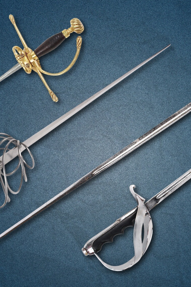 Шпаги и клинок на сером фоне