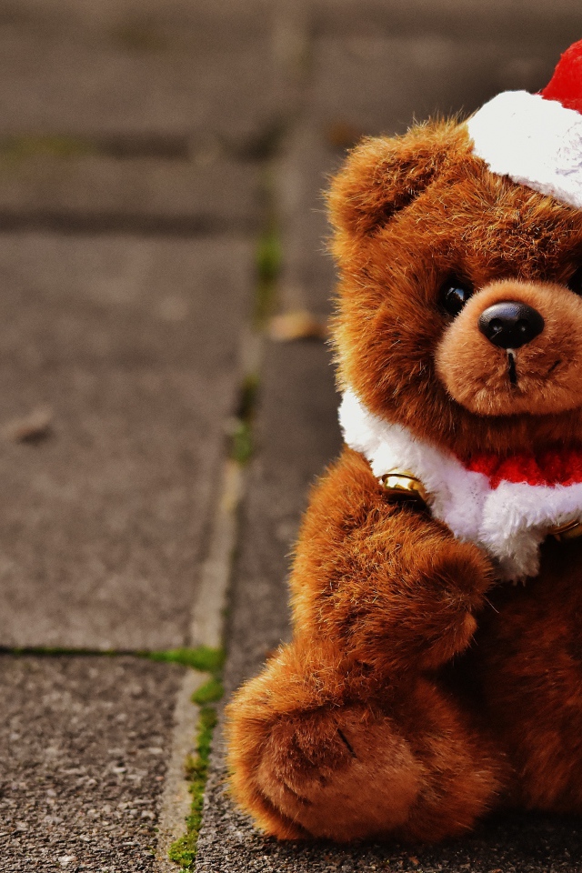 Плюшевый мишка в новогоднем колпаке 