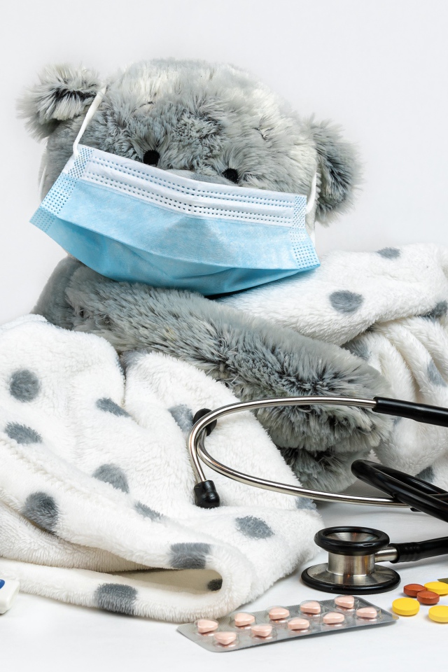 Плюшевый медведь в маске с таблетками