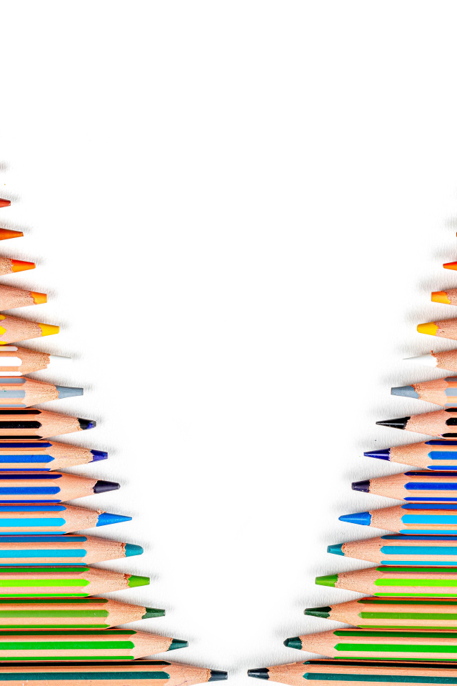 Края белого фона выложены карандашами 