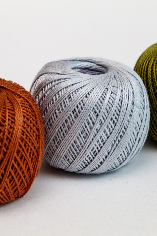 Три клубка пряжи на белом фоне 