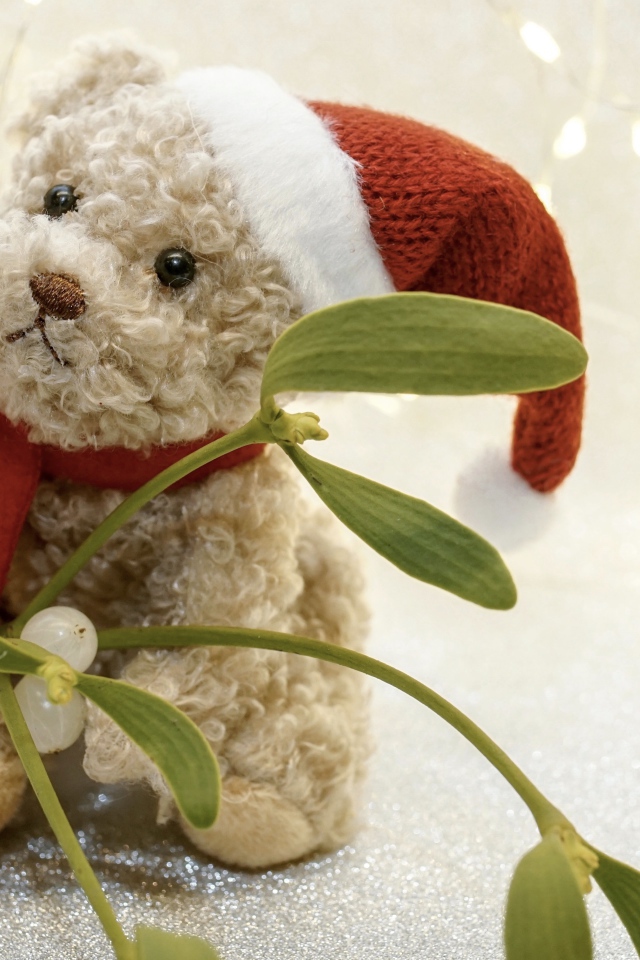 Игрушечный медведь с листьями