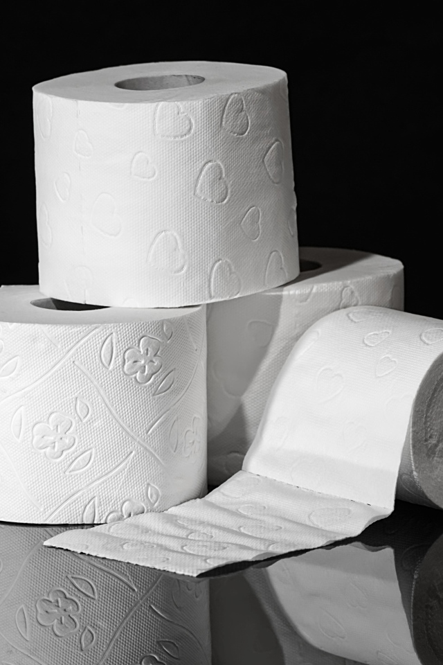 Белая туалетная бумага на черном фоне