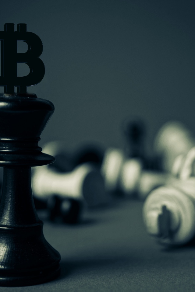 Деревянные шахматы биткоин на сером фоне 