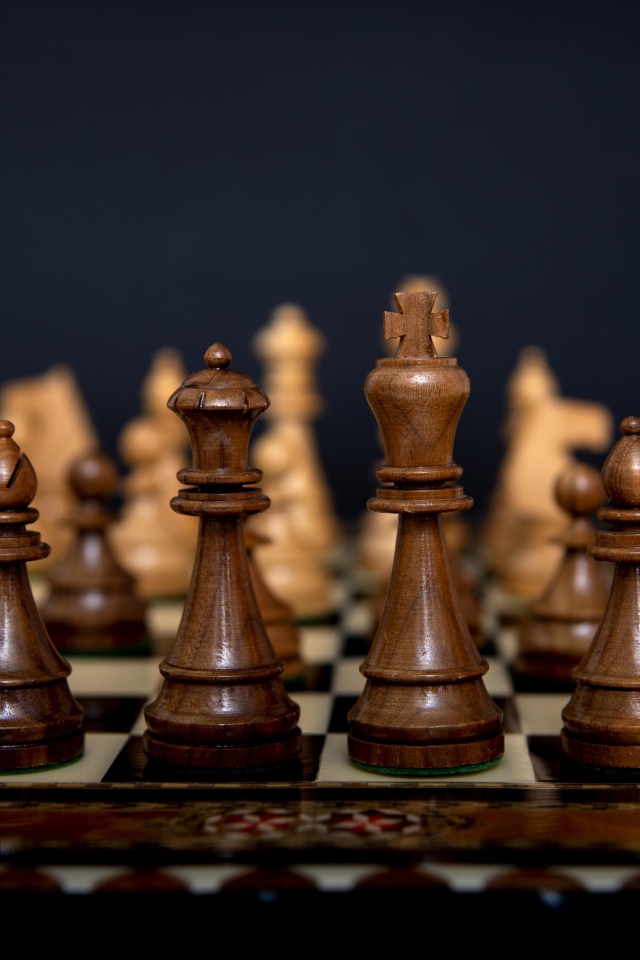 Деревянные дорогие шахматы на доске 