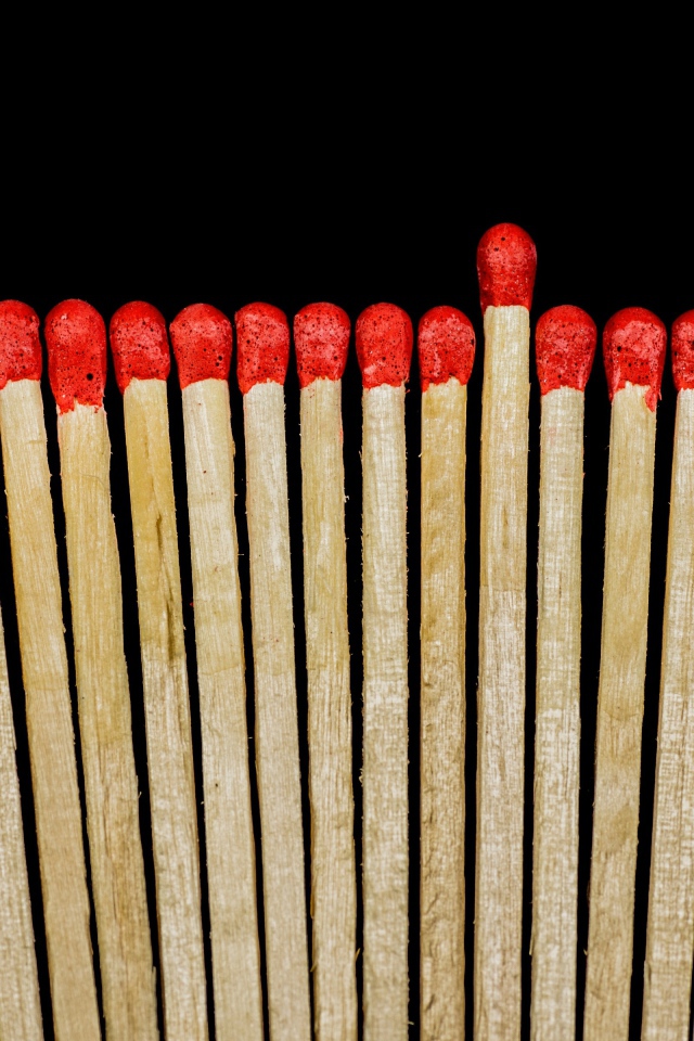 Деревянные спички с красной серой на черном фоне