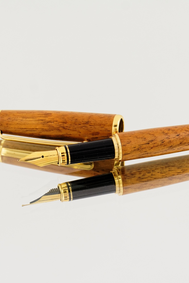 Деревянная ручка перо на сером фоне