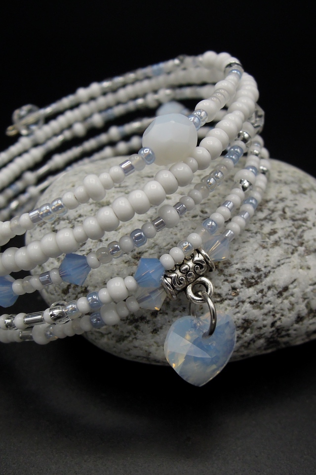 Браслет на руку с камнем на черном фоне