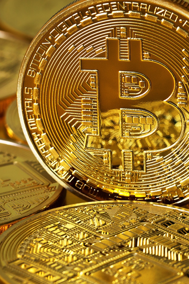 Большая  монета биткоин крупным планом