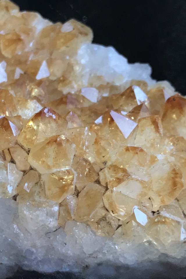 Кристаллы аметиста крупным планом