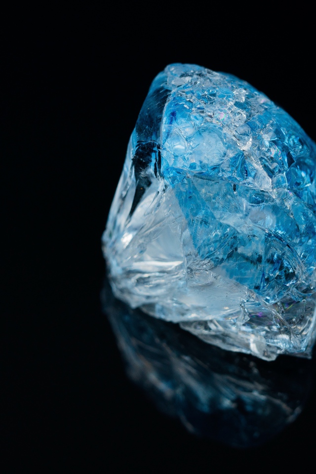 Голубой драгоценный камень на черном фоне
