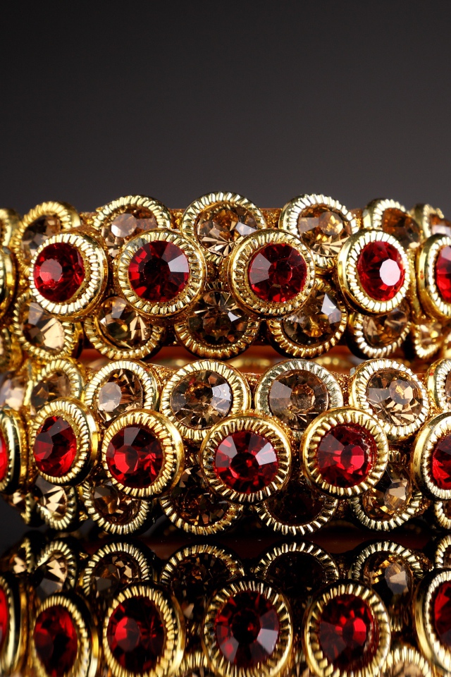 Золотое украшение с красным рубином